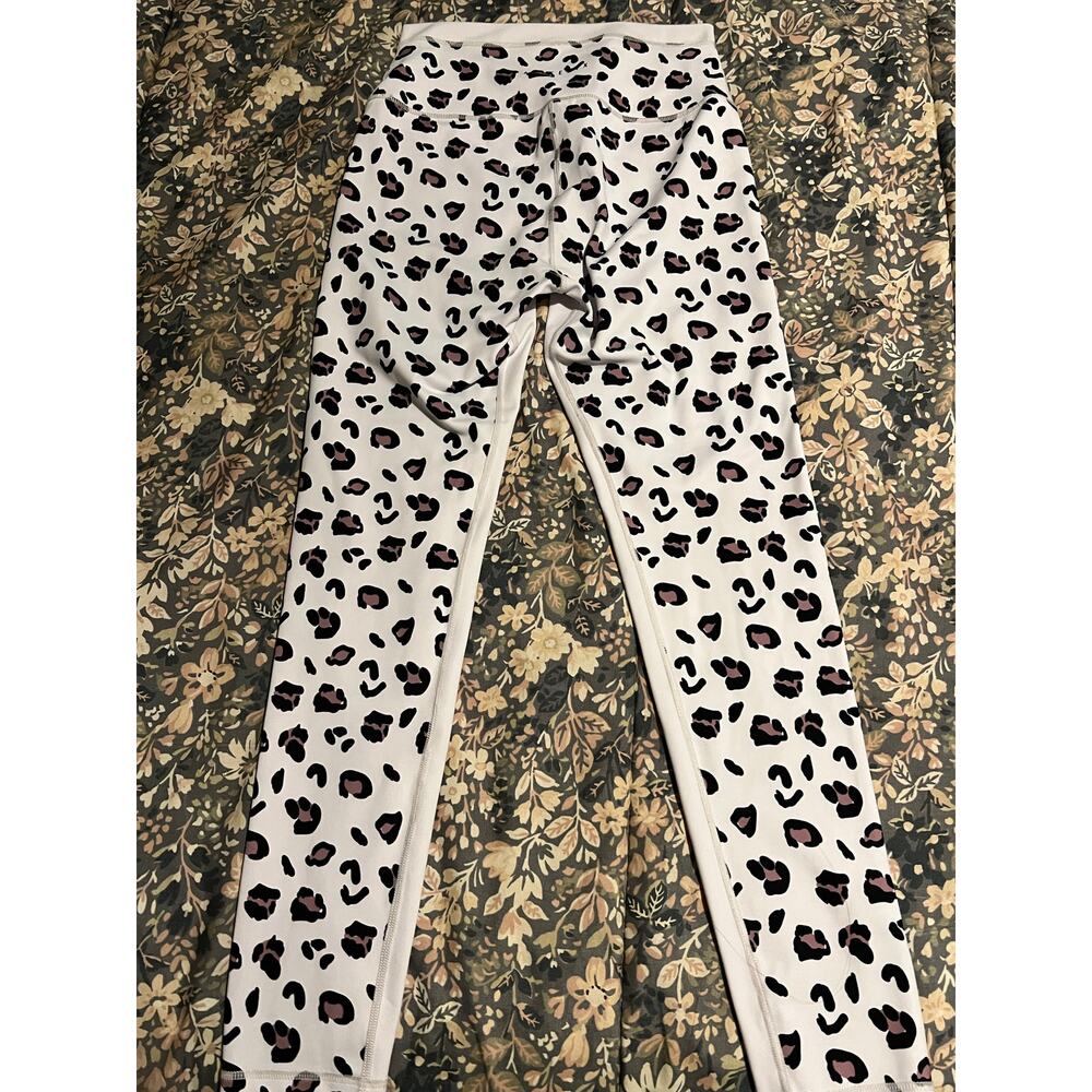white leopard-print athletic leggings from the brand Allfenix. leopard spots - Picture 8 of 8